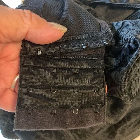 Bali Size 42DDD black bra. No padding but underwire and wide straps - Picture 3 of 9